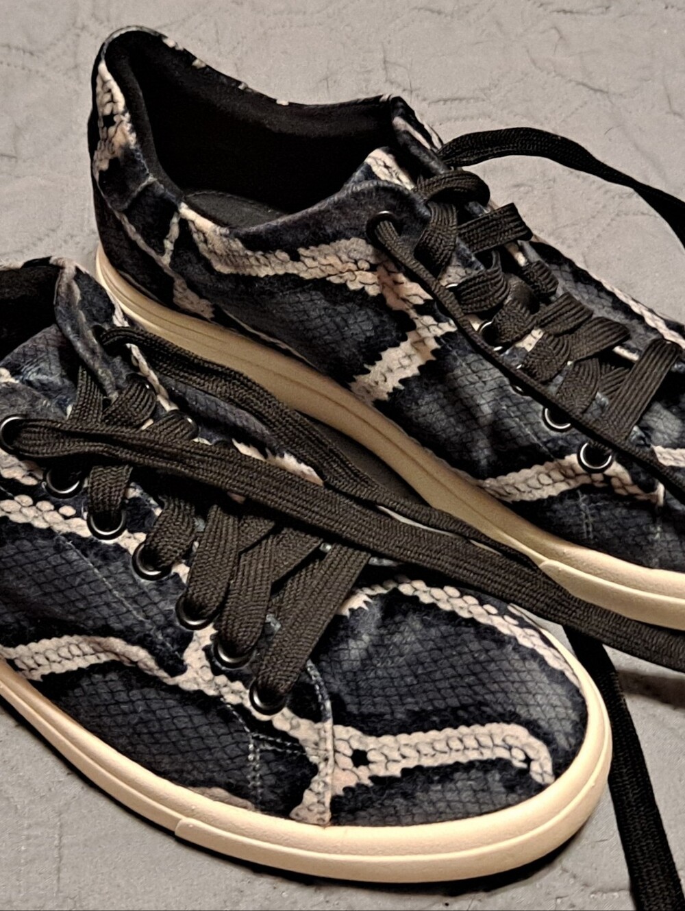 Womens Black & Cream Low-Top Casual Sneakers 8M Vaneli Sport